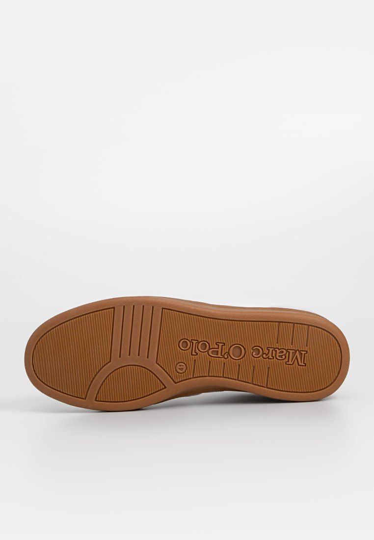 Braune Gummisohle mit strukturiertem Profil, im Zentrum mit einem eingeprägten Logo. Glatte Kanten und definierte Griffmuster.