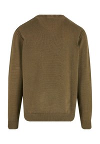 Maglione a coste verde oliva con scollatura rotonda e maniche lunghe. Presenta una texture liscia e un orlo dritto. Nessun logo o motivo visibile.