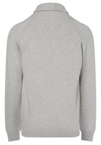 Pull en tricot gris clair, avec un col montant, des poignets côtelés et un dos texturé avec un motif subtil. Matière en laine douce mélangée.