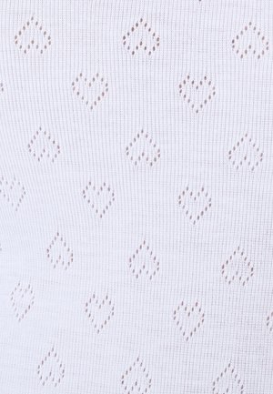 Tessuto lavorato a maglia bianco con un motivo di piccoli cuori traforati. La texture è liscia con un disegno di punti uniforme.