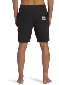Zwarte zwemshorts met een achterzak en een logo patch. Gemaakt van lichte stof met een platte tailleband en een snit boven de knie.