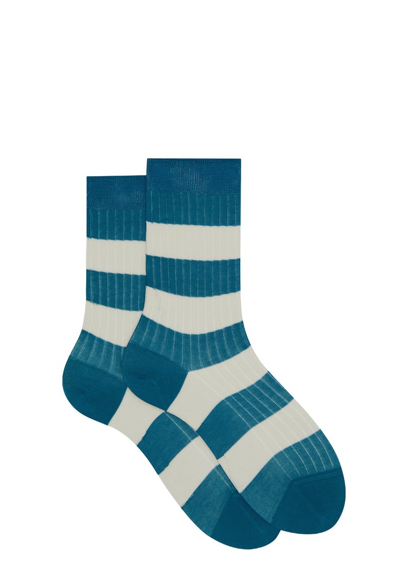 Calzini a righe turchese e bianchi con texture a coste; presentano sezioni alternate di colore uniforme e a righe, evidenziando una finitura liscia.