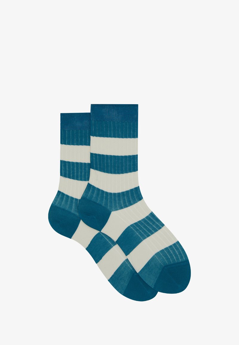 Calzini a righe turchese e bianchi con texture a coste; presentano sezioni alternate di colore uniforme e a righe, evidenziando una finitura liscia.
