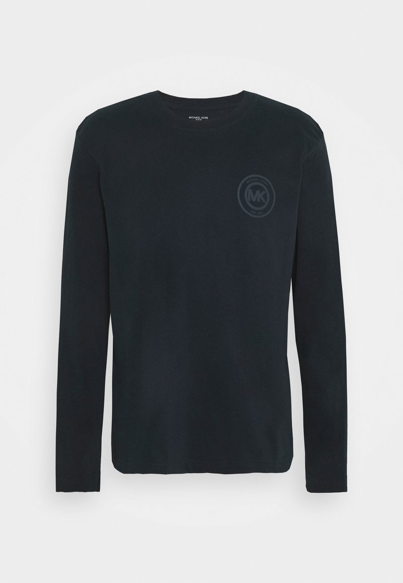 Camiseta de algodão preta de mangas longas com um decote redondo e um gráfico de logótipo subtil na área do peito esquerdo. Textura suave, design casual.