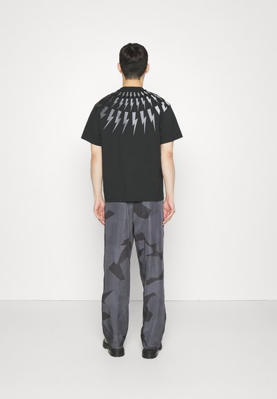 Neil Barrett LIAM STRAIGHT LOOSE  - Pantalones - black
