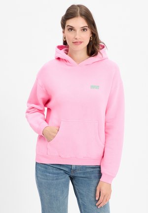Roze sweatshirt met capuchon, gemaakt van zachte stof, met een voorvak en een klein groen logo. Lange mouwen met ribgebreide manchetten.