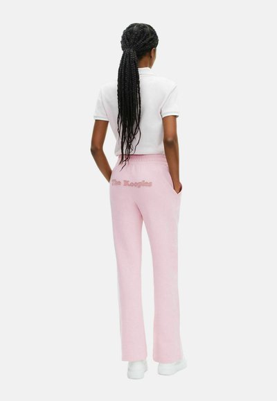 Roze trainingsbroek met een ontspannen pasvorm, elastische tailleband en zijzakken. Voorzien van geborduurd logo op de achterkant.
