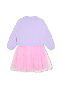 Fioletowy długi rękaw sweatshirt z raglanowymi rękawami, zestawiony z różową spódnicą z tiulu z warstwami falbanek, tworząc dwuczęściowy zestaw.