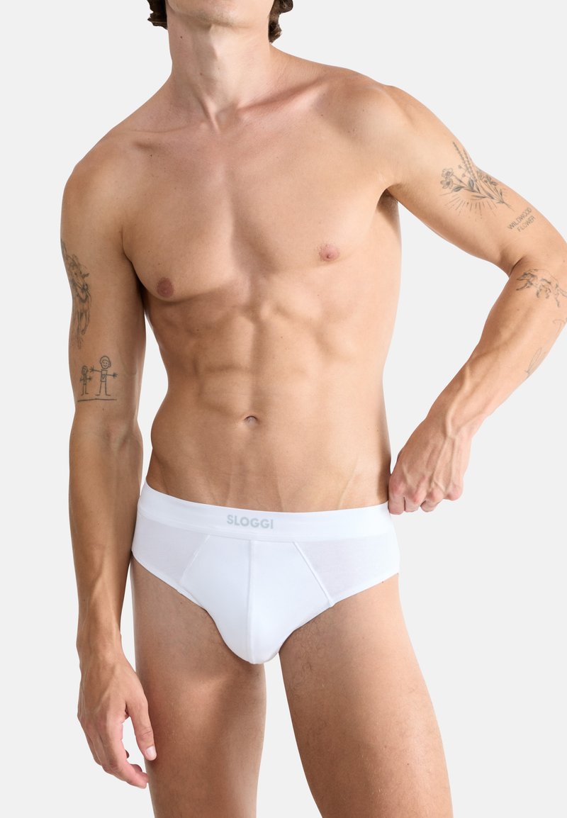 Witte katoenen slips met een gladde textuur en een SLOGGI-logo op de tailleband. Het ontwerp heeft een klassieke snit en naadloze zijkanten.