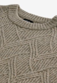 Beżowy sweter z dzianiny, z teksturowanym wzorem w skośne linie, prążkowanym okrągłym dekoltem i miękkim wełnianym materiałem.
