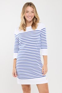 Gestreiftes Kleid in Weiß und Blau, aus weichem Material gefertigt, mit Dreiviertelärmeln und einem lockeren Schnitt, versehen mit einem kleinen Logo-Detail am Saum.