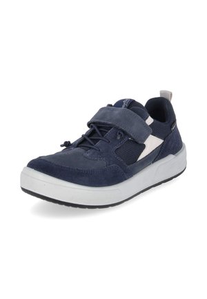Baskets bleu marine avec semelle blanche, tige en mesh et daim, lacets élastiques et une seule bride Velcro sur le dessus.