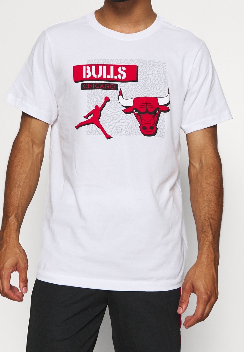 Camiseta de algodón blanca con un gráfico rojo de la cabeza de un toro y la silueta de un jugador de baloncesto, con texto "BULLS" y "CHICAGO".