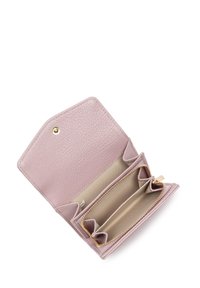 Lichtroze leren portemonnee met een gestructureerde afwerking, voorzien van een drukknoopsluiting, meerdere kaartvakken en een ritscompartiment.