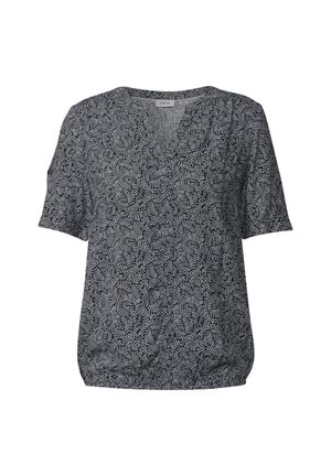 Camiseta de manga corta en un patrón geométrico en blanco y negro, con escote en V y dobladillo fruncido, hecha de tejido ligero.