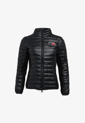 Černá prošívaná bunda s vysokým límcem, zipovým uzávěrem, bočními kapsami a kontrastními texturovanými panely. Na hrudi se nachází logo.