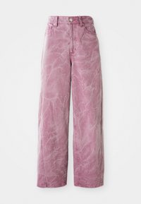 Jeans larges roses à taille haute, présentant une finition décolorée et texturée, une fermeture à boutons et des poches latérales.