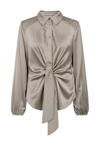 Lichtbeige overhemd met lange mouwen en kraag, met knoopsluiting aan de voorkant en een geknoopte strik rond de taille, gemaakt van glad, glanzend materiaal met een lichte glans.