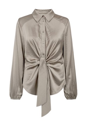 Lichtbeige overhemd met lange mouwen en kraag, met knoopsluiting aan de voorkant en een geknoopte strik rond de taille, gemaakt van glad, glanzend materiaal met een lichte glans.