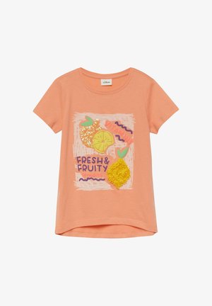 Perzikgekleurde korte mouw t-shirt met citroengrafieken, pailletten, gestructureerde stof en tekst "Fresh & Fruity lemons" en "Vitamin" aan de voorkant.