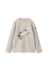 Beige shirt met lange mouwen met een afbeelding van een eenhoorn met een paarse manen, vlinders, bloemen, bladeren, sterren en een halve maan aan de voorkant.