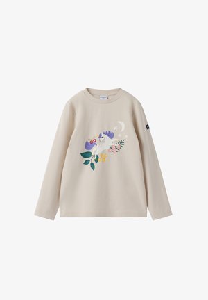 Vaaleanbeige pitkähihaisessa paidassa on etupuolella graafinen kuvasto, jossa on purppurahiuksinen yksisarvinen, perhonen, kukkia, lehtiä, tähtiä ja kuunsirppi.