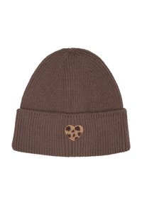 Braune Strickmütze mit geripptem Muster, die auf der Vorderseite mit einem Herz-Patch im Leopardenmuster versehen ist. Das Design ist einfach und eng anliegend.