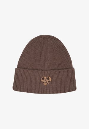 Beanie tricot marron avec une texture côtelée, arborant un patch en forme de cœur imprimé léopard sur le devant. Le design est simple et ajusté.