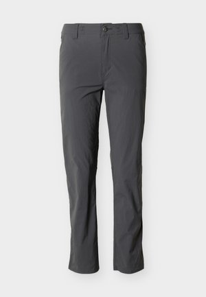 Pantalon gris foncé taille fine avec fermeture à boutons, passants pour ceinture et poches avant, présenté sur un fond blanc.