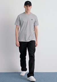 adidas Originals TREFOIL ESSENTIALS - Camiseta estampada - medium grey heather
