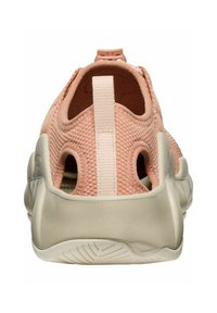 Scarpa sportiva rosa in rete con suola beige, linguetta posteriora e lati ritagliati per la traspirazione, caratterizzata da una tomaia testurizzata e suola piatta.