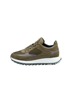 Sportlicher olivgrüner Sneaker mit strukturiertem Stoff, Wildleder-Akzenten, dicker weißer Sohle und schwarzem Profil, im Seitenprofil auf weißem Hintergrund gezeigt.