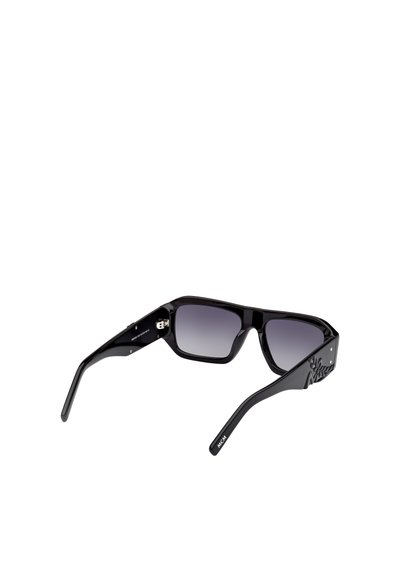 Svarta solglasögon med överdimensionerade fyrkantiga bågar, graduerade grå linser och texturerade blommönster på templet. Snygg acetatfinish.