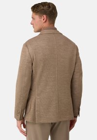 Beige blazer z vlněné směsi s klopovým límcem, dvěma bočními kapsami a třemi knoflíkovými detaily na manžetě. Hladká textura a přiléhavý střih.