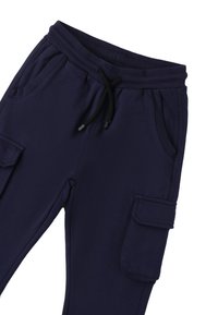 Navy blauwe joggingbroek van zacht materiaal, met een elastische tailleband met trekkoord, zijzakken en zakken in cargostijl.