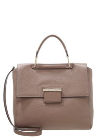 Borsa a tracolla in pelle marrone con finitura texturizzata, manico superiore e tracolla rimovibile; presenta una chiusura in metallo dorato e forma rettangolare.