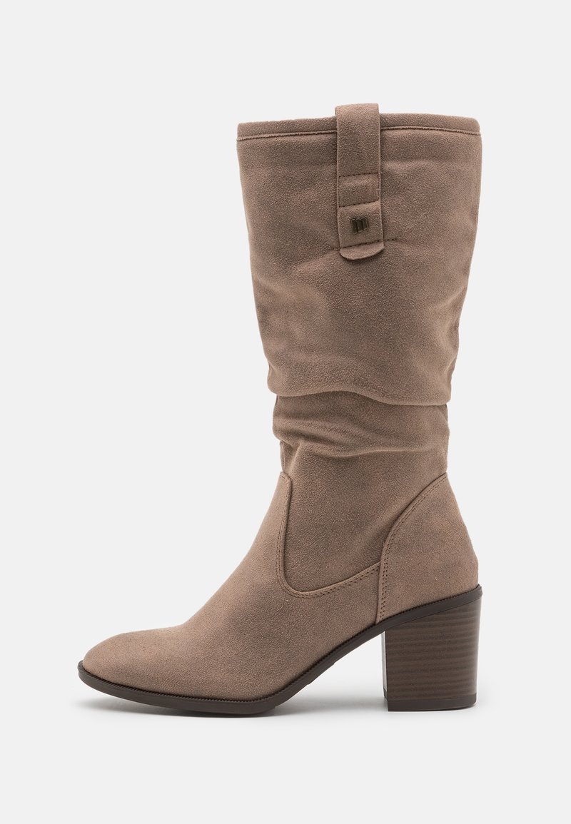 Bottes en daim taupe hautes avec un design froissé, bout pointu et un talon empilé. Présente une sangle et un détail de boucle en haut.