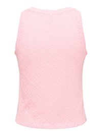 Haut sans manches en tricot rose avec texture à motif de losanges et bords festonnés sur les emmanchures et l'encolure.