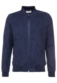 Námořnická modrá semišová bomber bunda s předním zipem, žebrovanými manžetami a límcem. Má hladký povrch a minimalistický design.