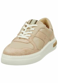 Beige Leder- und Wildledersneaker mit weißen Schnürsenkeln, runder Zehenpartie und strukturiertem Sohlenprofil. Mit grün- und braun gestreiftem Detail auf der Zunge.
