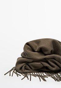 Écharpe en laine marron, texture douce, drapée avec des franges sur les bords, présentant une surface lisse et légèrement duveteuse.