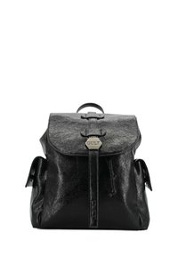Zaino in pelle nera con chiusura a pattina, caratterizzato da una fascia centrale, accessori in metallo e tasche laterali per ulteriore spazio di archiviazione.