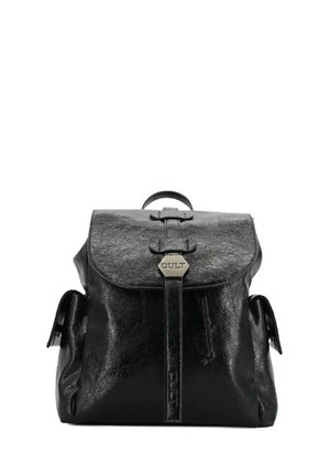 Zaino in pelle nera con chiusura a pattina, caratterizzato da una fascia centrale, accessori in metallo e tasche laterali per ulteriore spazio di archiviazione.