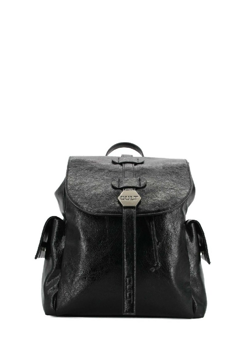 Zaino in pelle nera con chiusura a pattina, caratterizzato da una fascia centrale, accessori in metallo e tasche laterali per ulteriore spazio di archiviazione.