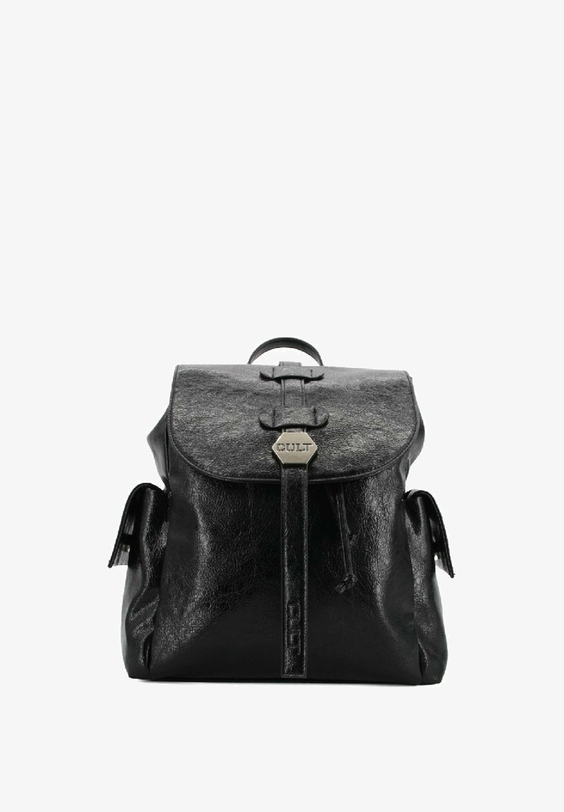 Zaino in pelle nera con chiusura a pattina, caratterizzato da una fascia centrale, accessori in metallo e tasche laterali per ulteriore spazio di archiviazione.