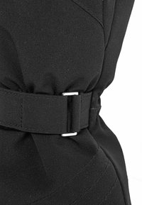 Zwarte stof met een gestructureerd oppervlak en een gevouwen ontwerp, voorzien van een smalle verstelbare band die is beveiligd met een zilveren metalen gesp.