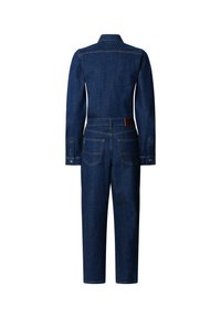 Džínový overal tmavomodrej farby, s dlhými rukávmi, golierom a priliehavým pásom, obsahujúci zadné vrecká a kožený detail na páse.