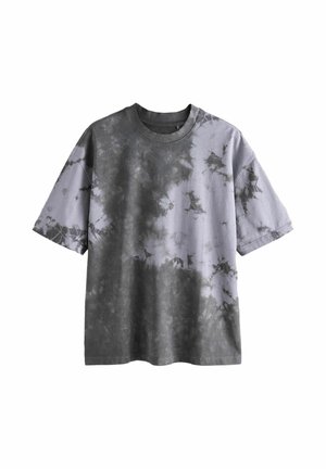 Tričko s krátkym rukávom a okrúhlym výstrihom, voľného strihu, s šedo-čiernym tie-dye vzorom na bielom pozadí.