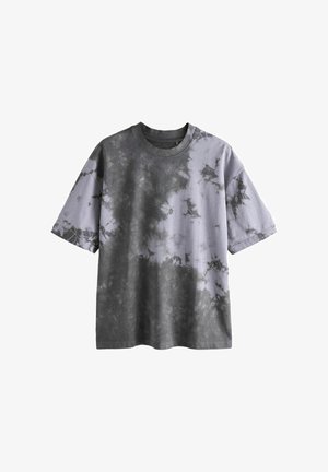 Tričko s krátkym rukávom a okrúhlym výstrihom, voľného strihu, s šedo-čiernym tie-dye vzorom na bielom pozadí.