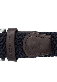 Navy pleciony pas materiałowy z brązowym skórzanym paskiem, wytłoczonym logo i srebrną metalową klamrą. Teksturowane detale na materiale.